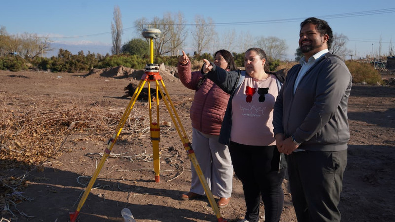 Técnicos de la comuna de Lavalle e Irrigación relevando los perfiles. Técnicos de la comuna de Lavalle e Irrigación relevando los perfiles.