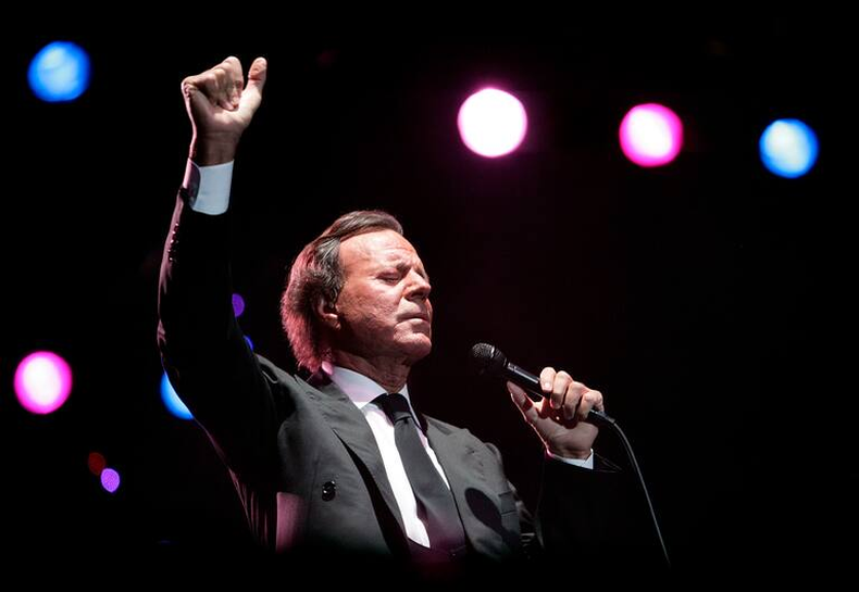 El insólito contenido que llevaba Julio Iglesias por el que fue retenido en Punta Cana
