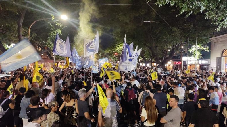 Champagne y lágrimas: así fue el festejo de los libertarios en Mendoza