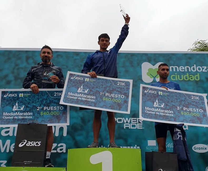 Ignacio Erario ganador de los 21 kilómetros de la Media Maratón Ciudad de Mendoza.