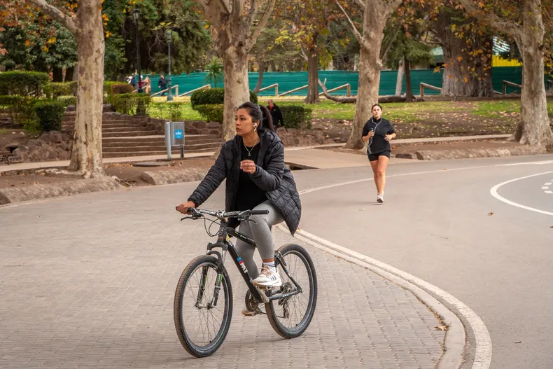 La presencia de ciclovías y sendas hace que la práctica deportiva en espacios verdes esté al alcance de todos.