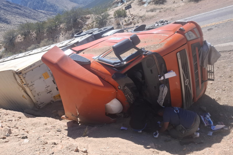 Accidente en solitario de un camión en la Ruta 7: ocurrió en el kilómetro 1112.Foto: Gentileza.