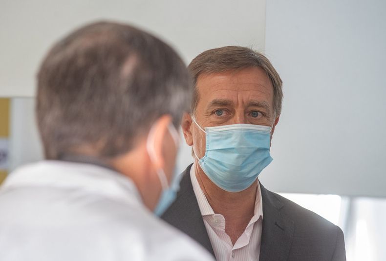 Gobernador Rodolfo Suarez; la ministra de Salud, Desarrollo Social y Deportes, Ana María Nadal y el director de (OSEP) Carlos Funes, módulos de internación, Hospital El Carmen.