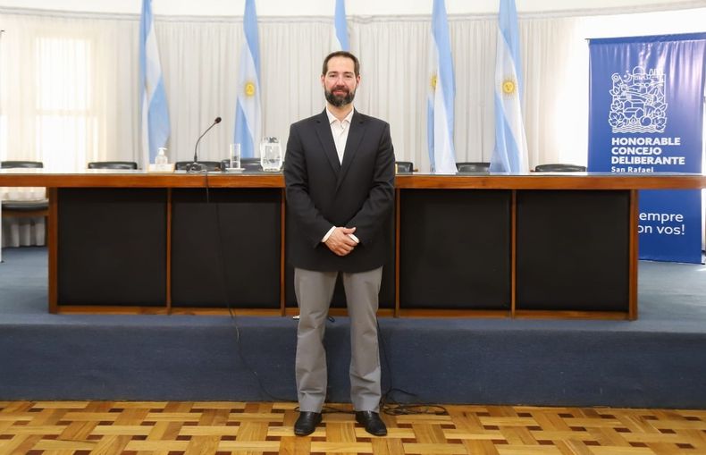 El edil libertario permanecerá en su banca.