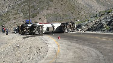 Sitio Andino | accidente vial en Caracoles de Chile, camión volcado.jpeg