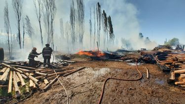 Luján de Cuyo: se incendió una maderera y un bombero se intoxicó