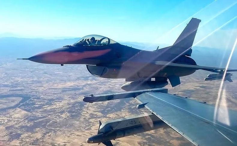 Pilotos argentinos ya vuelan solos los F-16 en Estados Unidos.