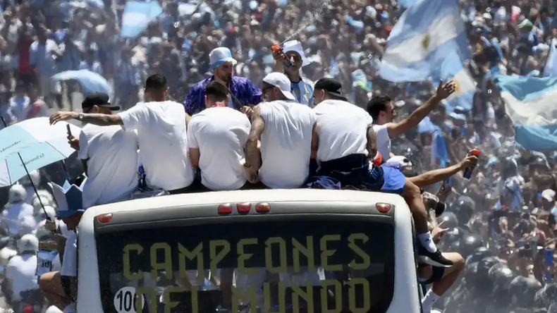 Una multitud acompa a a la caravana de la selecci n argentina