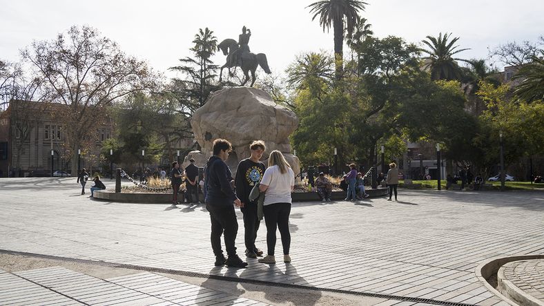 Revuelo en el centro por una empresa que regala dólares en criptomonedas