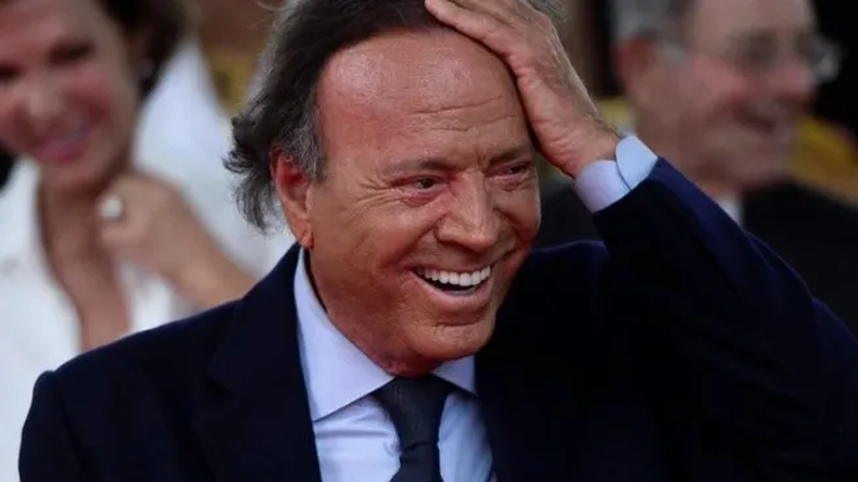 El ins&oacute;lito contenido que llevaba Julio Iglesias por el que fue retenido en Punta Cana