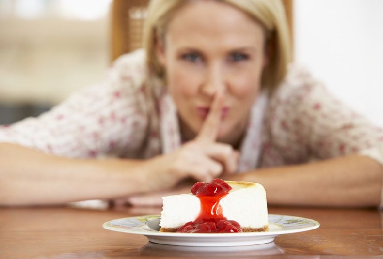 mujer comiendo postre