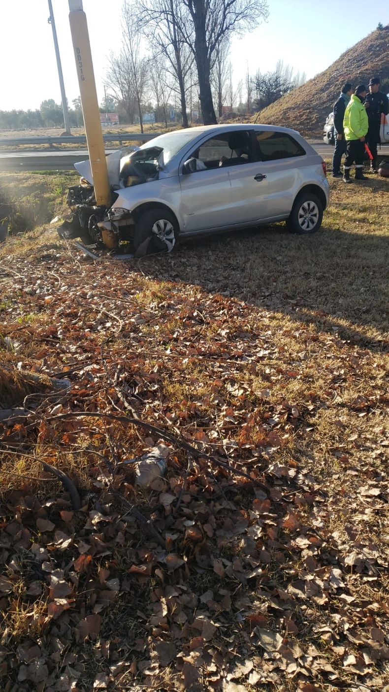La víctima perdió el dominio e impactó contra un poste de luz ubicado en el cantero central del Acceso Sur. 