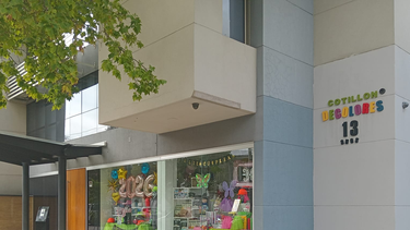 Comercios de la zona universitaria en San Rafael.