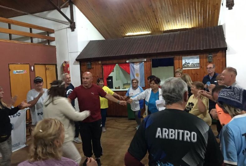22 El Director de Deportes, Horacio Gómez en la fiesta de entrega de premios. Martes 26 04 22