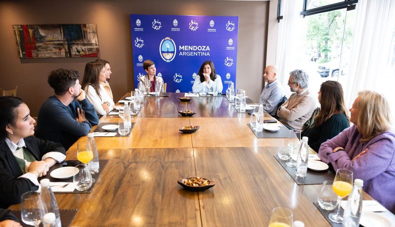 esta record&oacute; que "el algarrobo brinda un fruto identitario".