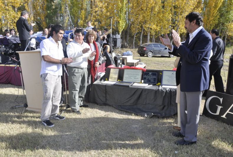 Plaquetas y Reconocimientos recibidos por la Escuela DE lA PAZ resize
