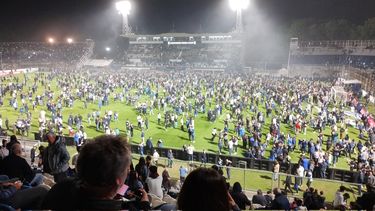 Un simpatizante de Gimnasia murió durante los hechos ocurridos durante el partido con Boca.