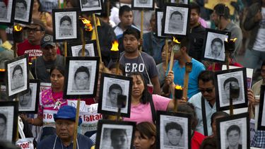 México conmemoraba a sus estudiantes desaparecidos mientras secuestraban a otros jóvenes.