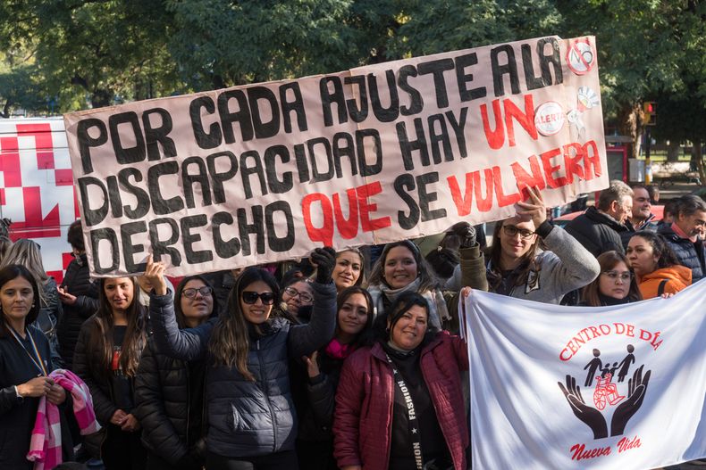 Personas con discapacidad, asociaciones y familiares se manifestaron en contra del proyecto de decreto para desregular el precio de las prestaciones. 