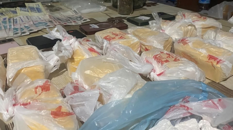 Parte de la droga incautada en el allanamiento.