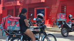 Los trabajadores de plataformas deben entragar&nbsp; pedidios a destajo para obtener un ingreso razonable