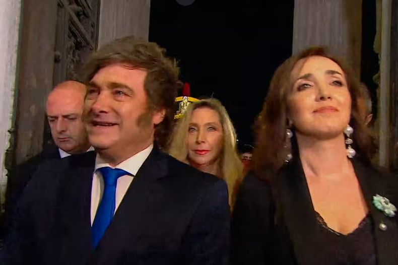 ¿Hubo empujón? El tenso momento entre Victoria Villarruel y Karina Milei al ingresar al Congreso.