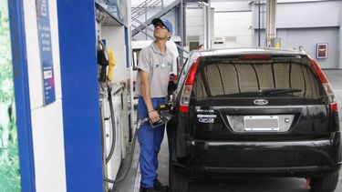 YPF y Economía quieren bajar el precio de la nafta