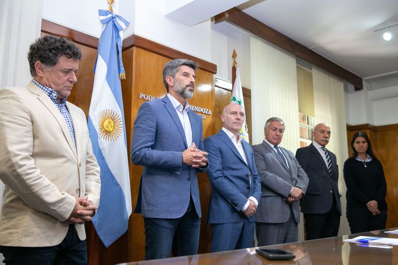 Suarez y los jueces de la Suprema Corte firmaron el acuerdo para el resarcimiento vía trabajos comunitarios en la Ciudad de Mendoza