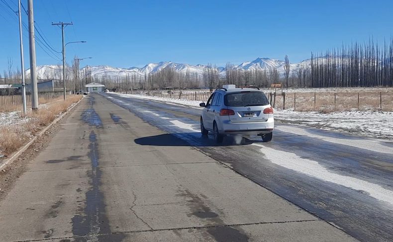 Hielo sobre la calzada en horas de la tarde.