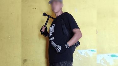 Video: un joven atacó a sus compañeros de escuela a martillazos