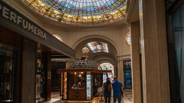 Pasaje San Martín. El intendente Ulpiano Suarez anunció un plan de puesta en valor del edificio, el primero en altura de Mendoza. Pasaje San Martín. El intendente Ulpiano Suarez anunció un plan de puesta en valor del edificio, el primero en altura de Mendoza.