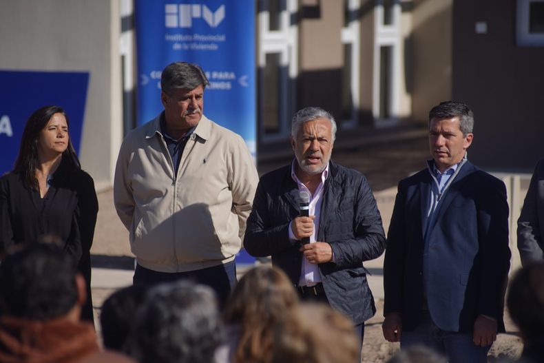 Alfredo Cornejo enfatizó en la responsabilidad de la provincia en la entrega de las 16 viviendas.