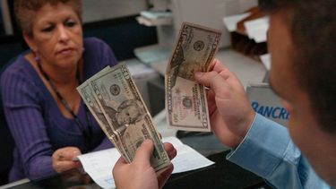 Desde mañana los bancos tendrán que reducir su patrimonio en dólares: qué debe saber el ahorrista