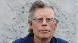 Stephen King no teme a la Inteligencia Artificial pero se solidariza con los guionistas afectados.