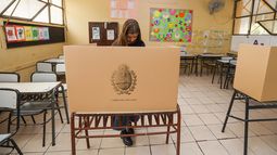 En estos comicios no hay cuarto oscuro y se vota con doble boleta única.