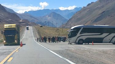 Los hinchas chilenos son controlados en Alta Montaña, en su ingreso a la provincia. 