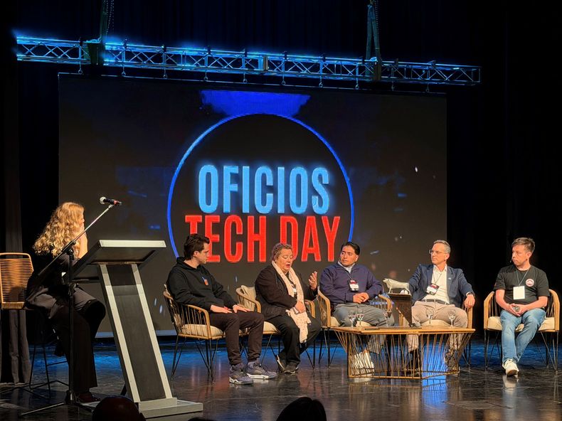 La jornada abordó los cambios tecnológicos en los oficios y la industria.