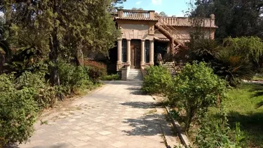 El espacio está distribuido en 15 ambientes, entre ellos seis dormitorios, dos baños, un toilette y dos cocheras El espacio está distribuido en 15 ambientes, entre ellos seis dormitorios, dos baños, un toilette y dos cocheras