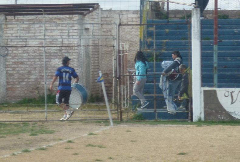14  4ta. Clausura. Algunos hinchas de Quiroga se retiran del estadio con los bombos. Sábado 23-8-14