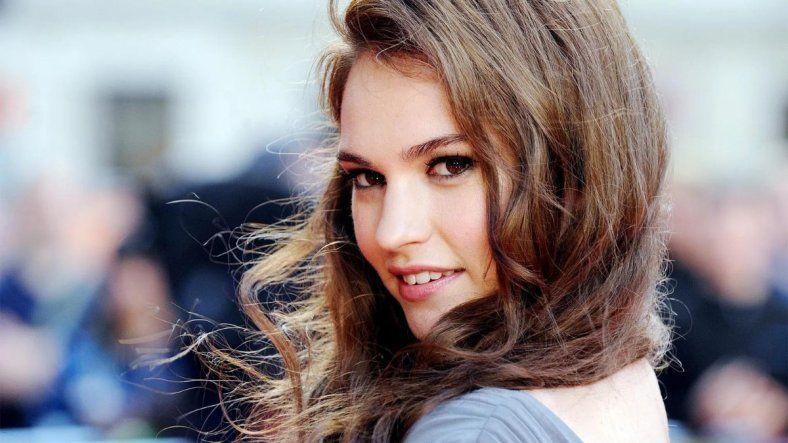 Lily James protagoniza esta película en Netflix.