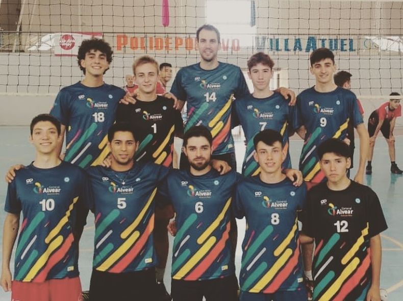 Juan Pablo Alanis (número 14) pasó por Bolívar, Olimpo, Alvear y la Selección Argentina de Voleibol. Hoy es candidato a concejal.