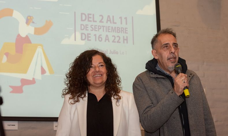 Nora Vicario, ministra de Cultura y Turismo de Mendoza y Fabián Sama en la presentación de la Feria del Libro de Mendoza 2022.
