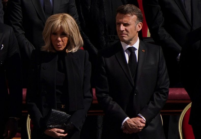Emmanuel Macron y su esposa, Brigitte.