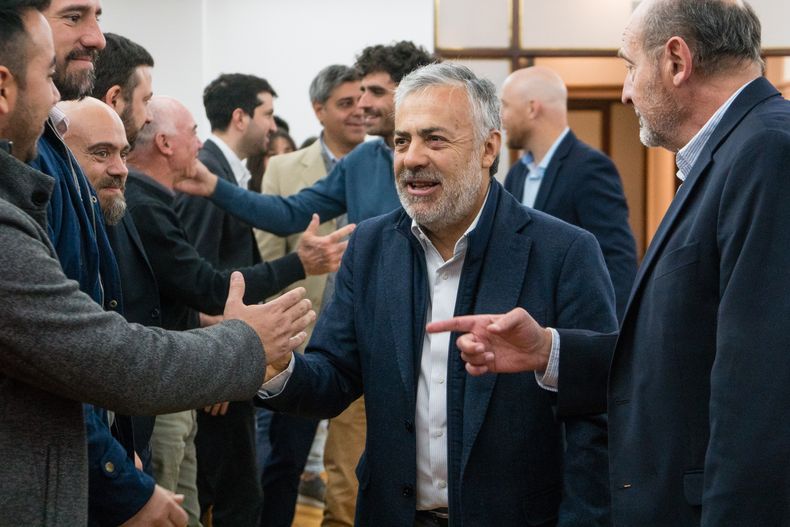 El gobernador Alfredo Cornejo realizó el convenio con el intendente de Luján de Cuyo, Esteban Allasino, para establecer el Hub Logístico en ese departamento.