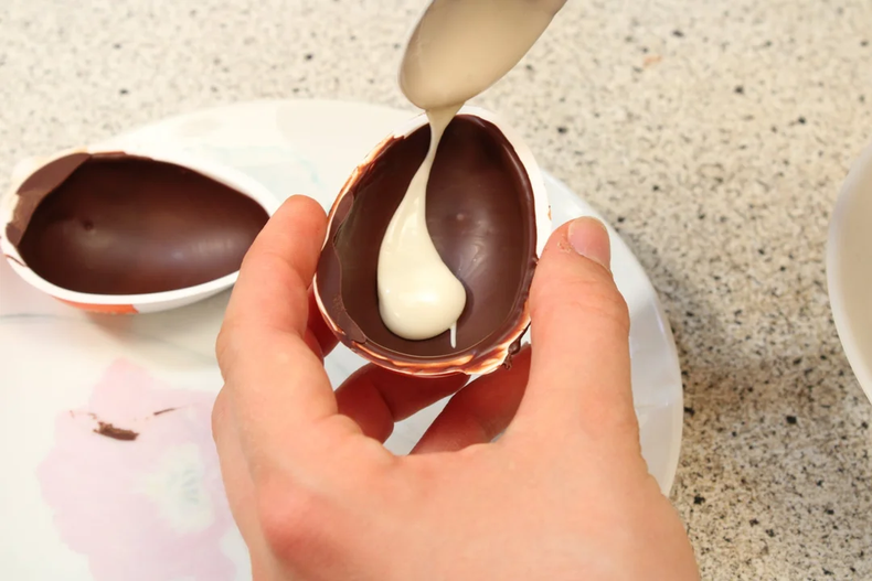 Receta: paso a paso para hacer huevos de Pascua tipo Kinder Sorpresa casero.