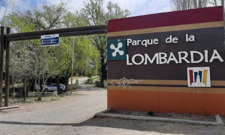 Portal de acceso al Parque la Lombardía, en Tunuyán