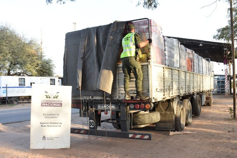 Controlan dos camiones y secuestran mercadería de contrabando con un avalúo que supera los 23 millones de pesos (1).jpeg