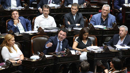 El bloque de la UCR en la Cámara de Diputados de la Nación Argentina está a punto de dividirse. Reunión clave esta tarde.