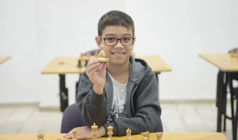 Faustino Oro se convirtió en el maestro internacional más joven de ajedrez.