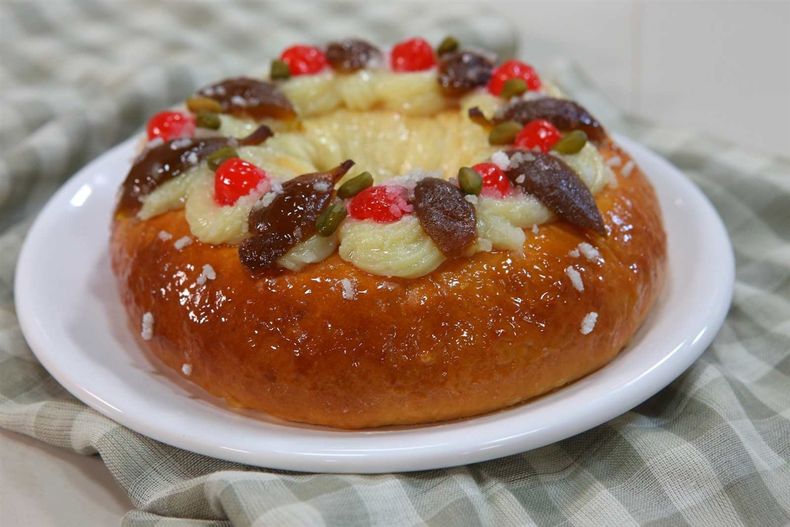 Receta para hacer paso a paso rosca de Pascua con masa casera.